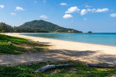 Phuket Tayland 'da mavi gökyüzünün altında güzel bir sahil manzarası.