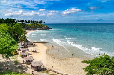 Cebu 'da temiz mavi suyla güzel bir sahil manzarası.