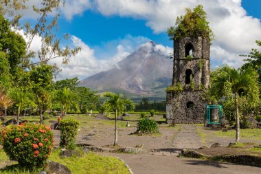 Cagsawa Albayı Filipinler 09 Mart 2018 Cagsawa Kilisesi 'nin kalıntıları, arka planda Mayon Dağı' nın patlamasını gösteriyor..