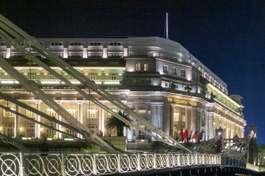 Singapur 'daki tarihi binanın gece manzarası