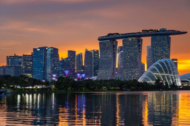 Singapur silueti gün batımında suya yansıyor