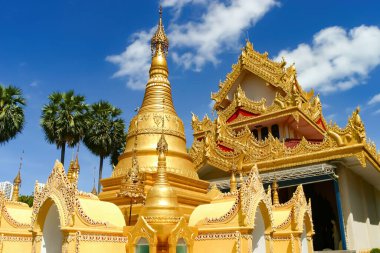 Malezya Tapınağı Kompleksindeki Altın Budist Stupaları ve Archway 'i süsleyin