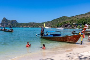 Phi Phi Adası, Krabi, Tayland, 31 Ocak 2016 - Geleneksel uzun kuyruklu tekneler Koh Phi Phi Don 'da Loh Dalum sahiline demirlediler.