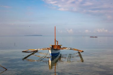 Nehirde geleneksel balıkçı teknesi Loay nehrinde