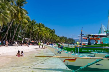 Turkuaz suyu ve palmiye ağaçları olan güzel, beyaz kumsal Filipinler 'deki Boracay Adası' nda.