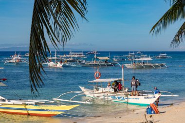 Güneşli tropik sahillerde tekne aktiviteleri, Filipinler Bohol