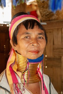 Tepe Kabileleri Chiang Rai Tayland 23 Ocak 2007 Uzun Boylu Karen kabilesinin Leydisi