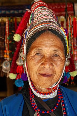 Tepe kabileleri Chiang Rai Tayland 23 Ocak 2007 - Akha Tepesi kabilesinin hanımı       