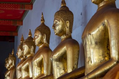 Bangkok, Tayland - 03 Mart 2018: Wat Pho 'da bir sıra altın koltuklu Buda, uzanan dev Buda imajının yuvası.