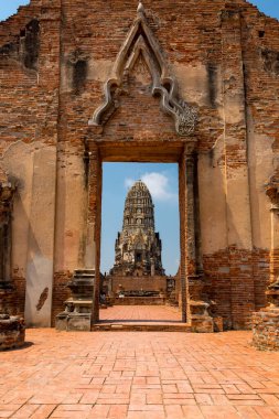  Ayutthaya, Tayland 'daki Wat Ratchaburana tapınağının ana görüntüsü, bir kapı aralığı tarafından çerçevelenmiş.. 