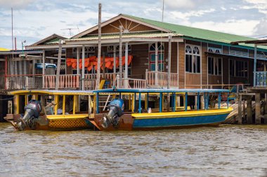 Brunei Darussalam, Bandar Seri Begawan, Ayer, su köyü. 