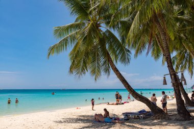 Tropik plaj sahnesi, Filipinler 'deki Boracay Adası, Beyaz Plaj.  