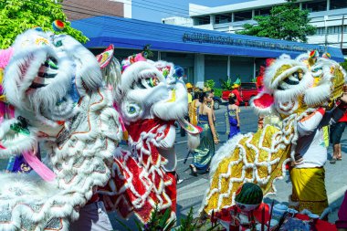 İnsanlar Çin aslanı dansı gösterisi yapıyorlar, Ayutthaya, Tayland 