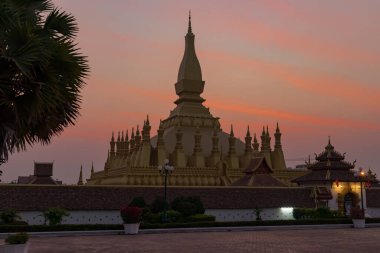 Pha That Luang, Laos 'un başkenti Vientiane' de altın kaplı bir stupa.. 