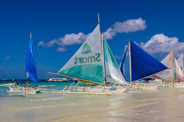 Boracay, Filipinler - Nisan 06, 2018: White Beach 'te yelkenli tekneler         