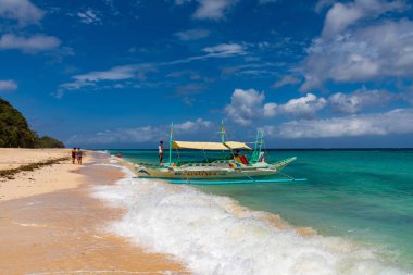Boracay, Filipinler - 08 Nisan 2018: Puka Sahili 'nde tur teknesi       
