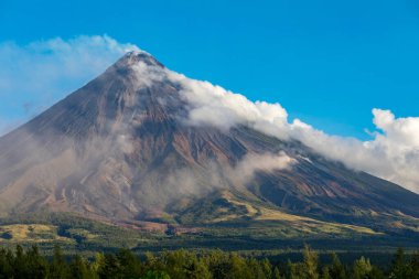 Cagsawa Albay Filipinler 09 Mart 2018 Mayon Dağı patlaması, doğa manzarası 