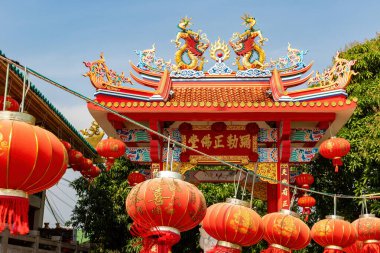 Phuket 'te renkli Çin kemeri ve kırmızı fenerler