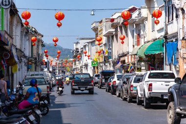 Kırmızı fenerlerle dekore edilen cadde, Tayland Phuket