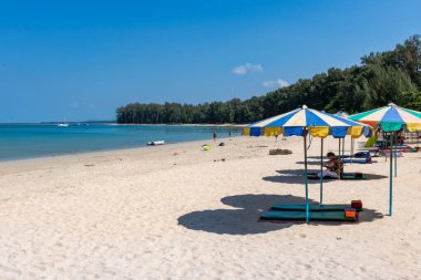 Renkli plaj şemsiyeleri altında dinleniyor, Tayland Phuket