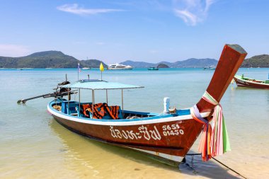 Tayland 'daki Phuket plajında geleneksel uzun kuyruklu tekne.
