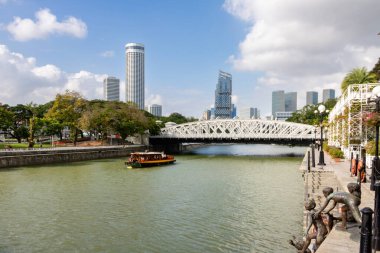 Köprüsü ve binaları olan Singapur nehri manzarası