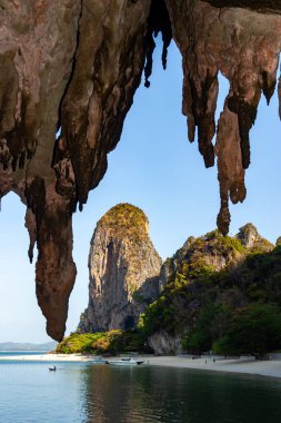 Tayland Krabi 'deki mağaralardan kaya oluşumlarını izliyoruz.