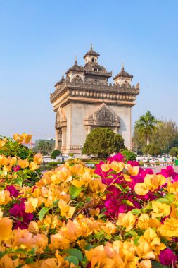 Sarı ve pembe çiçekler ve Patuxai Zafer Kapısı, Vientiane Laos 'un kalbinde bulunan önemli bir savaş anıtı.. 