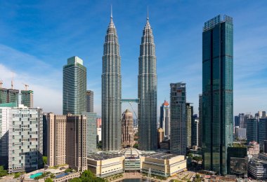 Kuala Lumpur 'un ikonik gökdelenleri Petronas İkiz Kuleleri ile şehir manzarası. Malezya