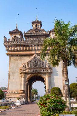 Tropik yeşillik ve Patuxai Zafer Kapısı, Vientiane Laos 'un kalbinde yer alan önemli bir savaş anıtı.. 