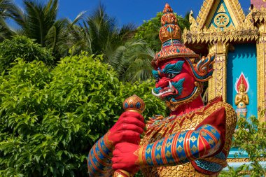 Tayland, Phuket 'te bir tapınakta duran korkunç Yaksha heykeli. 