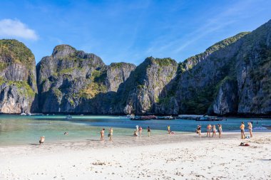 Phi Phi Adası Krabi Tayland 30 Ocak 2016 Koh Phi Phi Lee 'de Ao Maya' nın güzel manzarası. Burası 