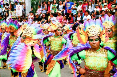 Parlak Kostümlü Dansçılar Gurubu Coşkuyla Sahneye Çıktı