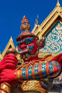 Tayland, Phuket. Korkunç bir Yaksha heykeli tapınağın önünde duruyor. 
