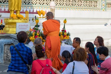 Tapınakta dua eden keşiş insanlar 