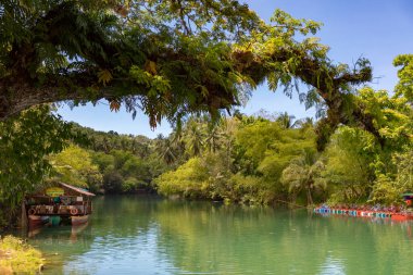 Bohol, Filipinler - 19 Nisan 2018 Loboc nehrinde yüzen restoranlar.