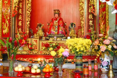 Çiçekler ve meyvelerle Penang 'da renkli sunak gösterisi