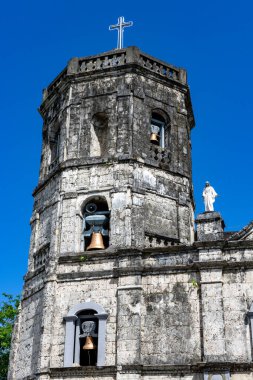 Leyte 'deki tarihi kilise kulesinin yakın görüntüsü