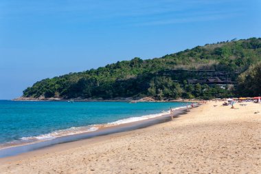 Phuket 'te temiz mavi suyu olan güzel bir sahil.