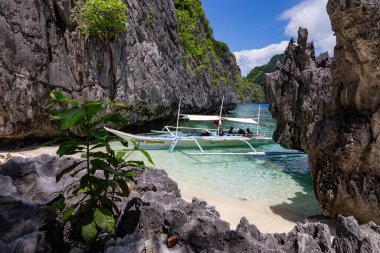 Bangka Avara Demiri Filipinler, Limestone Kayalıkları, Palawan ve Filipinleri çevreleyen tenha bir lagüne demirlemiş.