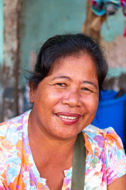 Renkli gömlekli gülümseyen kadın, Filipinler Leyte