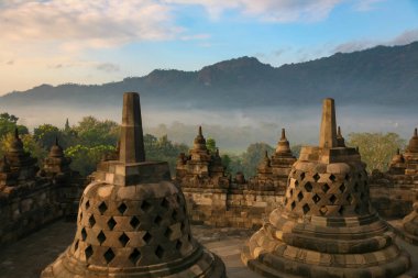 Borobudur tapınağı manzarası ve arka planda dağlar, Java, Endonezya