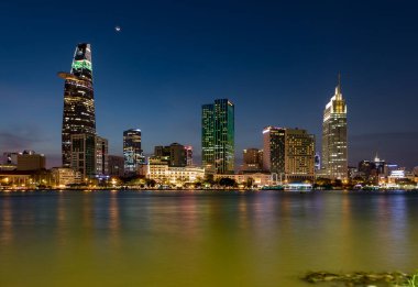 Neon Senfonisi: Saigon 'un Kuleleri Gece Nehirde Parlıyor