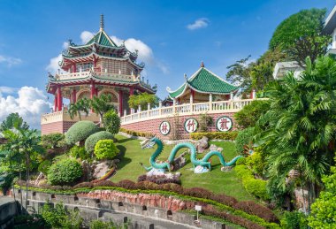 Cebu Filipinler 'deki yeşil bahçeli renkli tapınak.