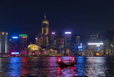 Hong Kong 'un gece manzarası tekneli gökyüzü.