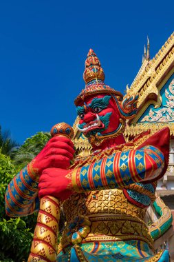 Tayland, Phuket. Korkunç bir Yaksha heykeli tapınağın önünde duruyor. 