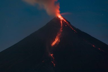 Mayon Albayı Filipinler 7 Mart 2018 'de Mayon Volkanı' ndan Lav akışı 2018 'deki patlama sırasında gerçekleşti..
