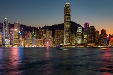 Gün batımında Hong Kong 'un ufuk çizgisi