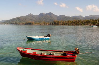 Tropik ada dağlarının yakınında yüzen iki renkli tekne, Koh Chang, Tayland
