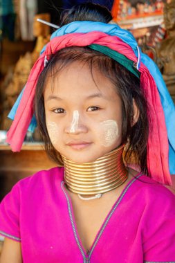 Tepe Kabileleri Chiang Rai Tayland 23 Ocak 2007 Uzun Boylu Karen kabilesinin Leydisi